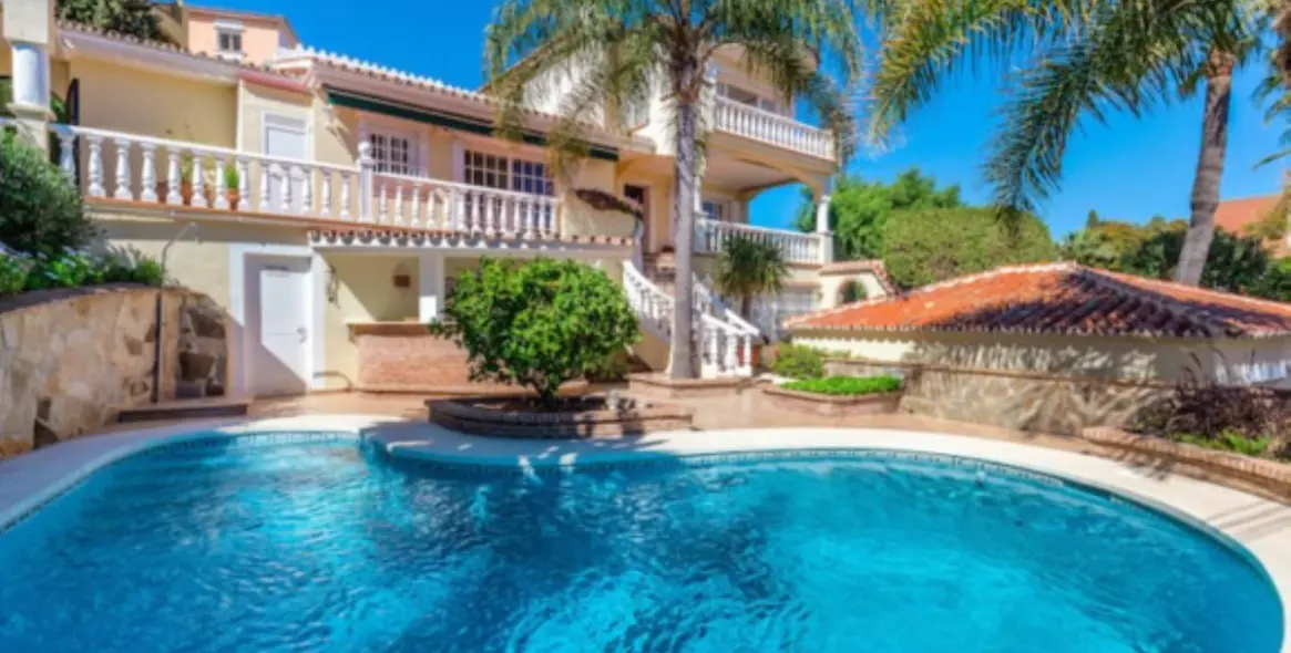 Продажа  отдельно стоящей виллы в Nueva Andalucía 1