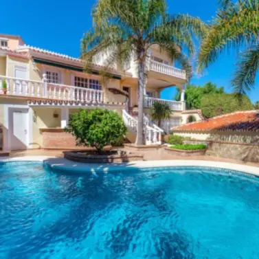 Venta de villa independiente en Nueva Andalucía