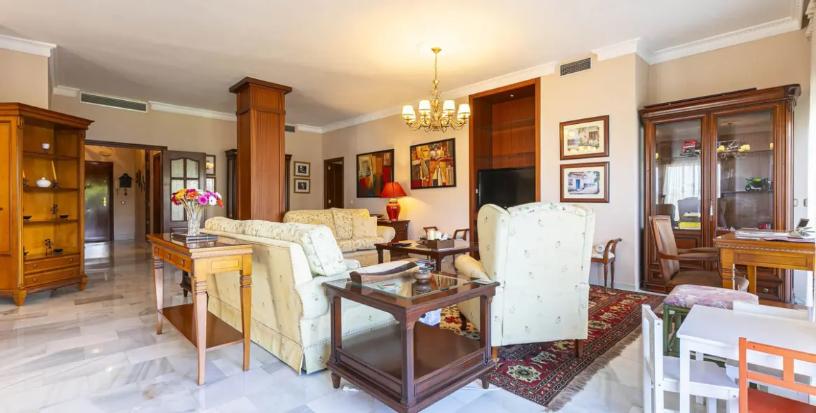 Sale of middle floor apartment in Nueva Andalucía 5