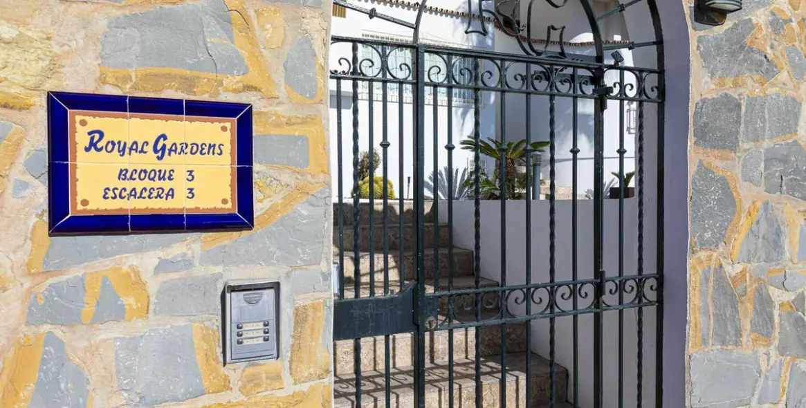 Sale of middle floor apartment in Nueva Andalucía 12