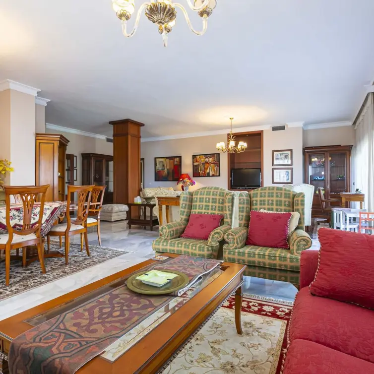 Sale of middle floor apartment in Nueva Andalucía