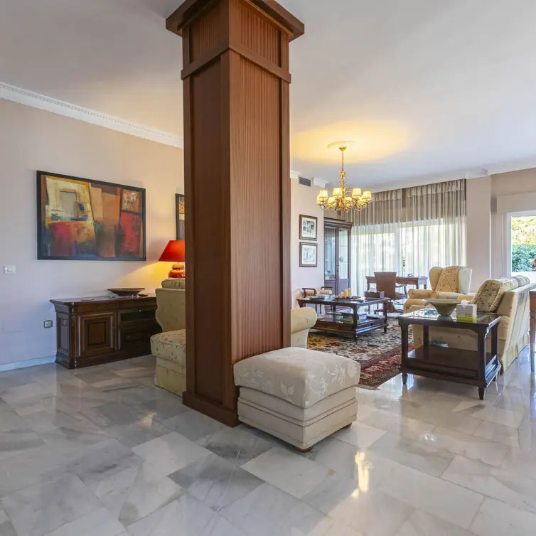 Sale of middle floor apartment in Nueva Andalucía