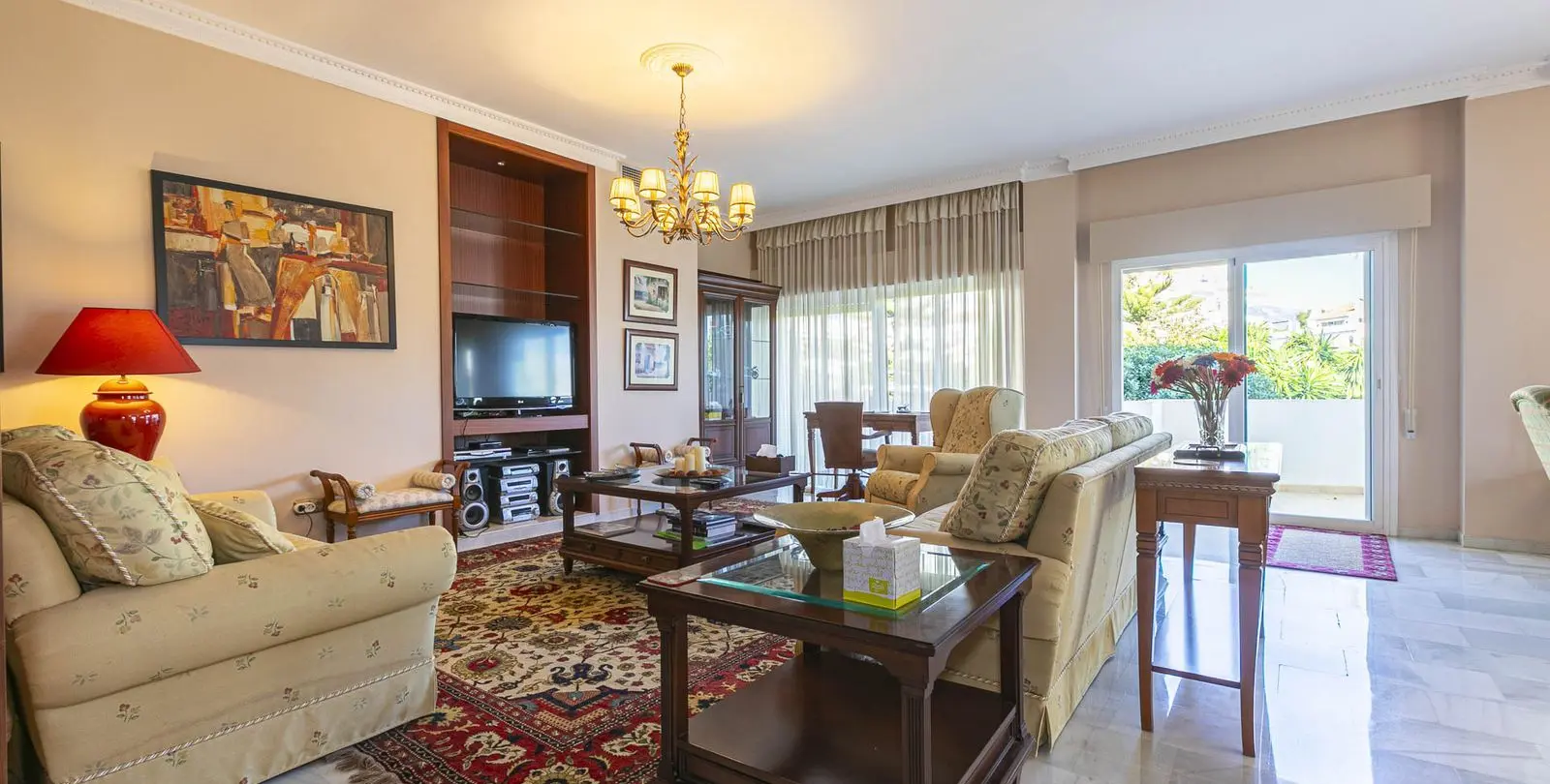 Venta de apartamento en planta media en Nueva Andalucía 3