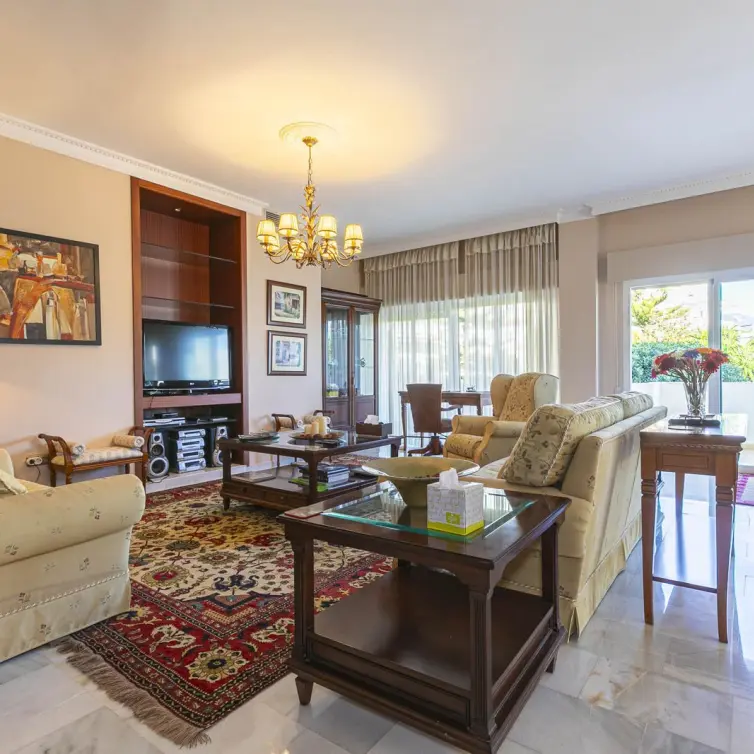 Sale of middle floor apartment in Nueva Andalucía