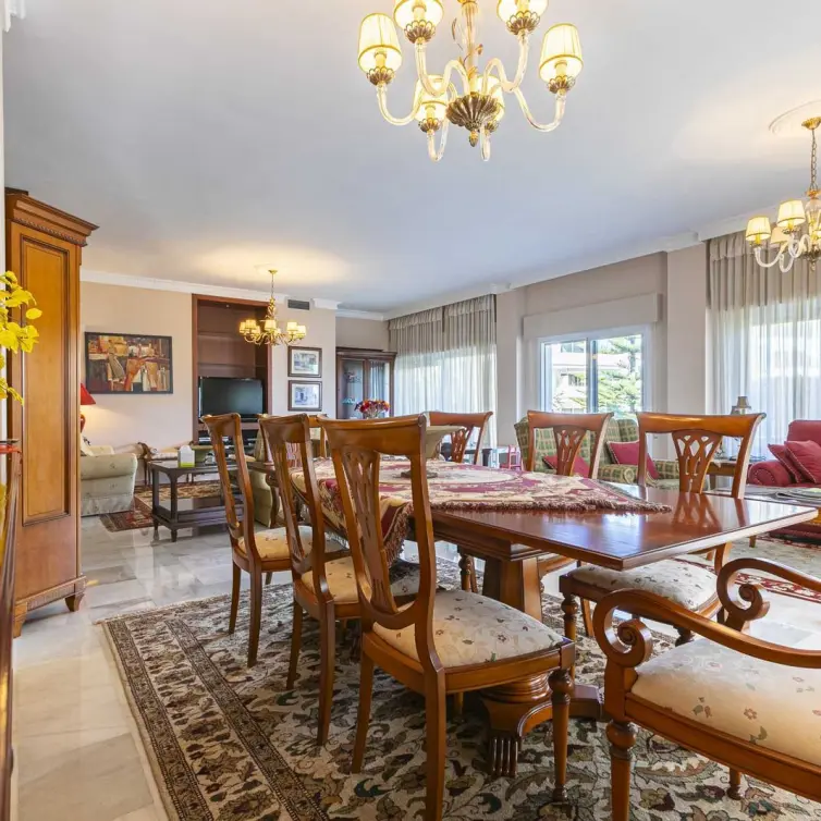 Sale of middle floor apartment in Nueva Andalucía