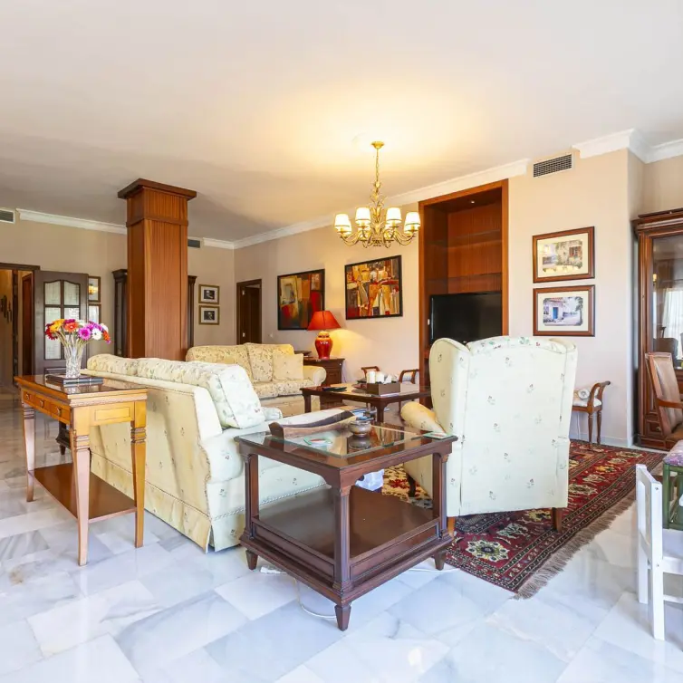 Sale of middle floor apartment in Nueva Andalucía