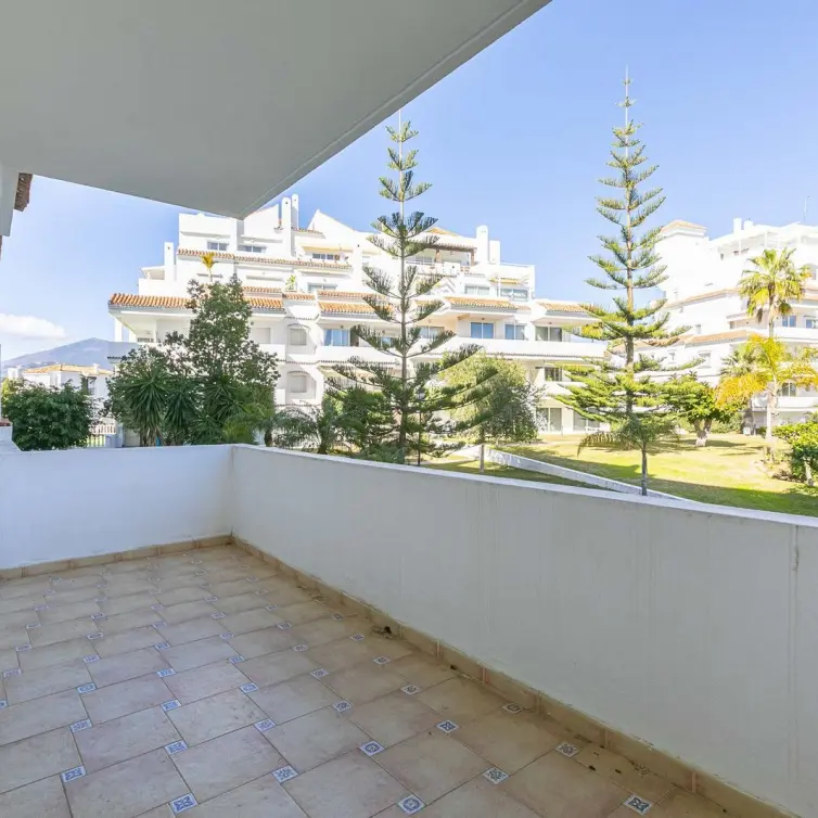 Sale of middle floor apartment in Nueva Andalucía