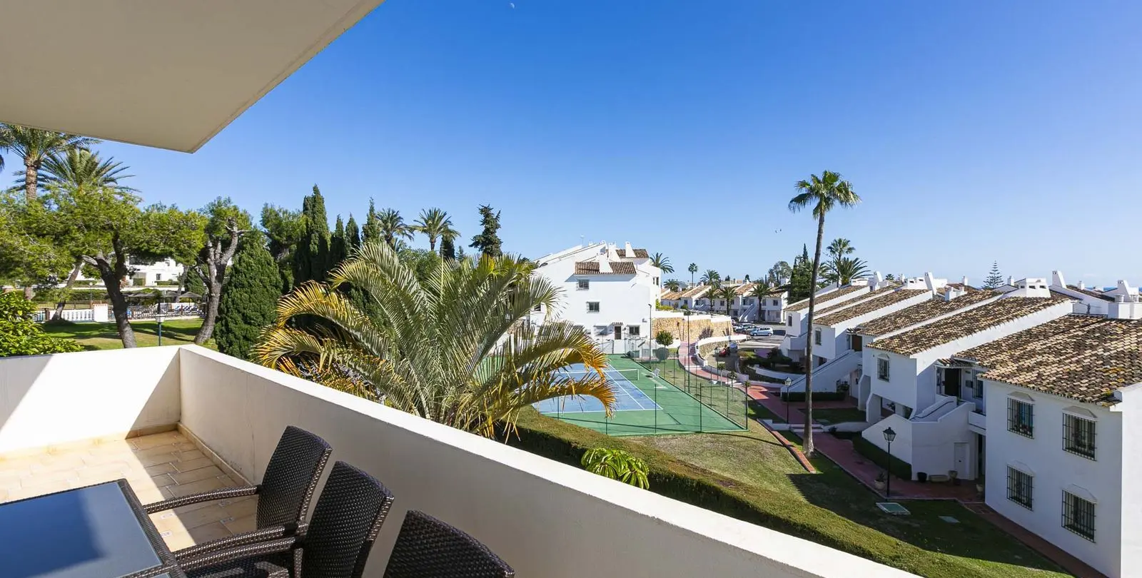 Venta de apartamento en planta media en Nueva Andalucía 10