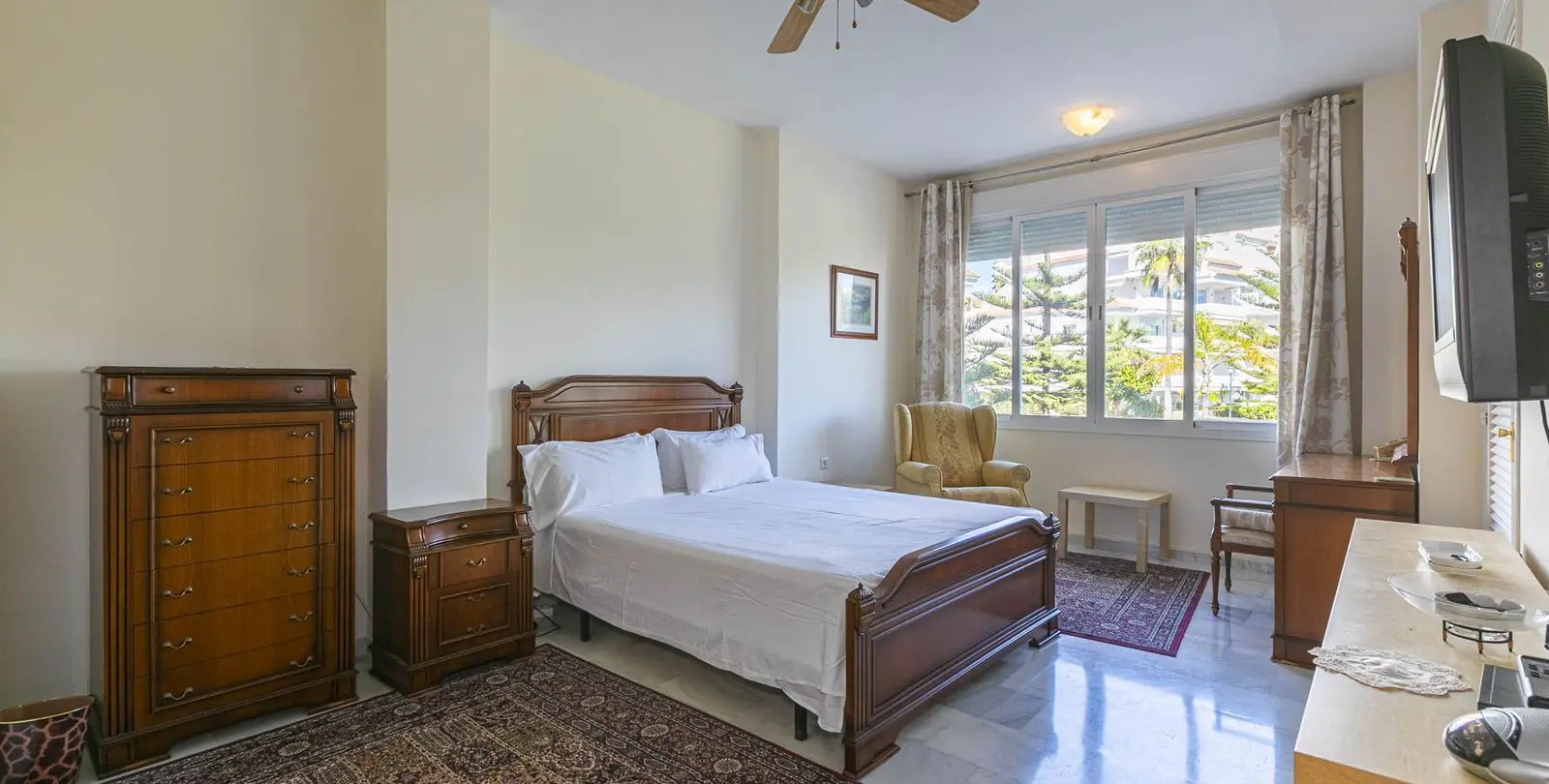 Venta de apartamento en planta media en Nueva Andalucía 11