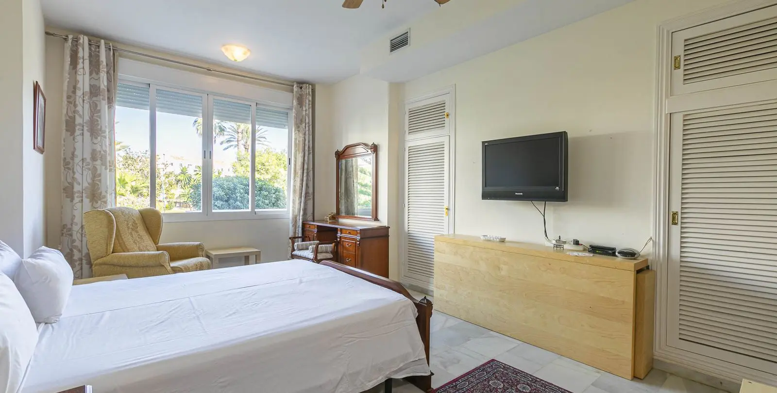 Venta de apartamento en planta media en Nueva Andalucía 13