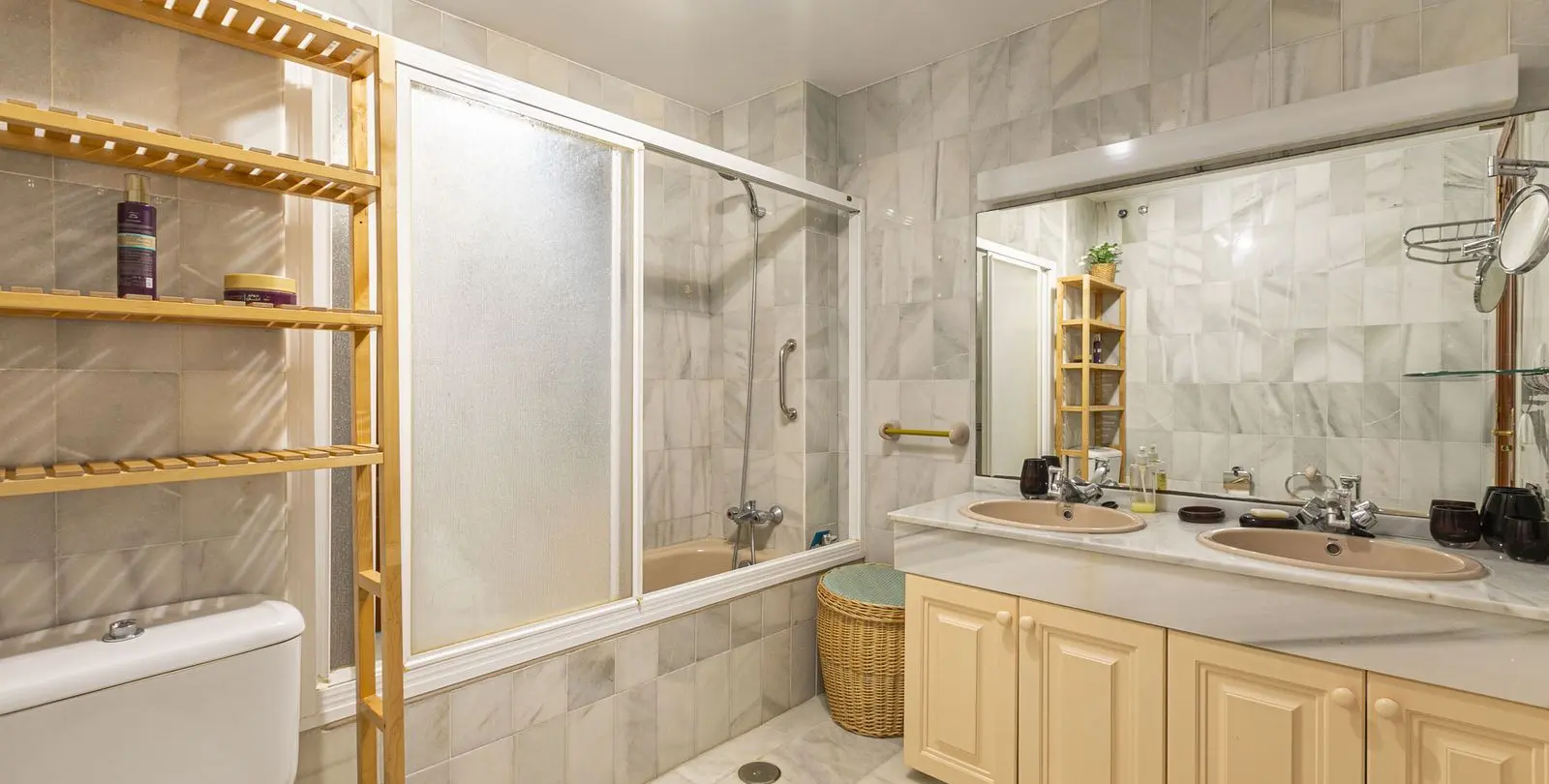 Venta de apartamento en planta media en Nueva Andalucía 14