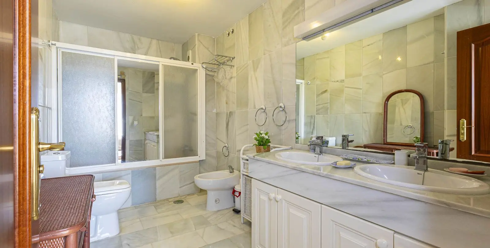 Venta de apartamento en planta media en Nueva Andalucía 18