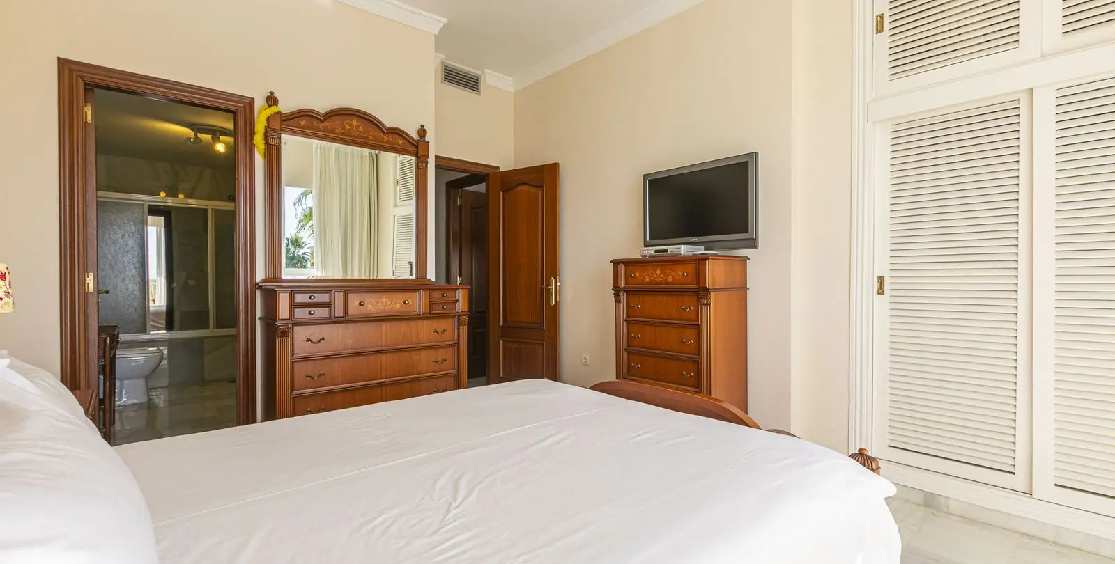 Venta de apartamento en planta media en Nueva Andalucía 19