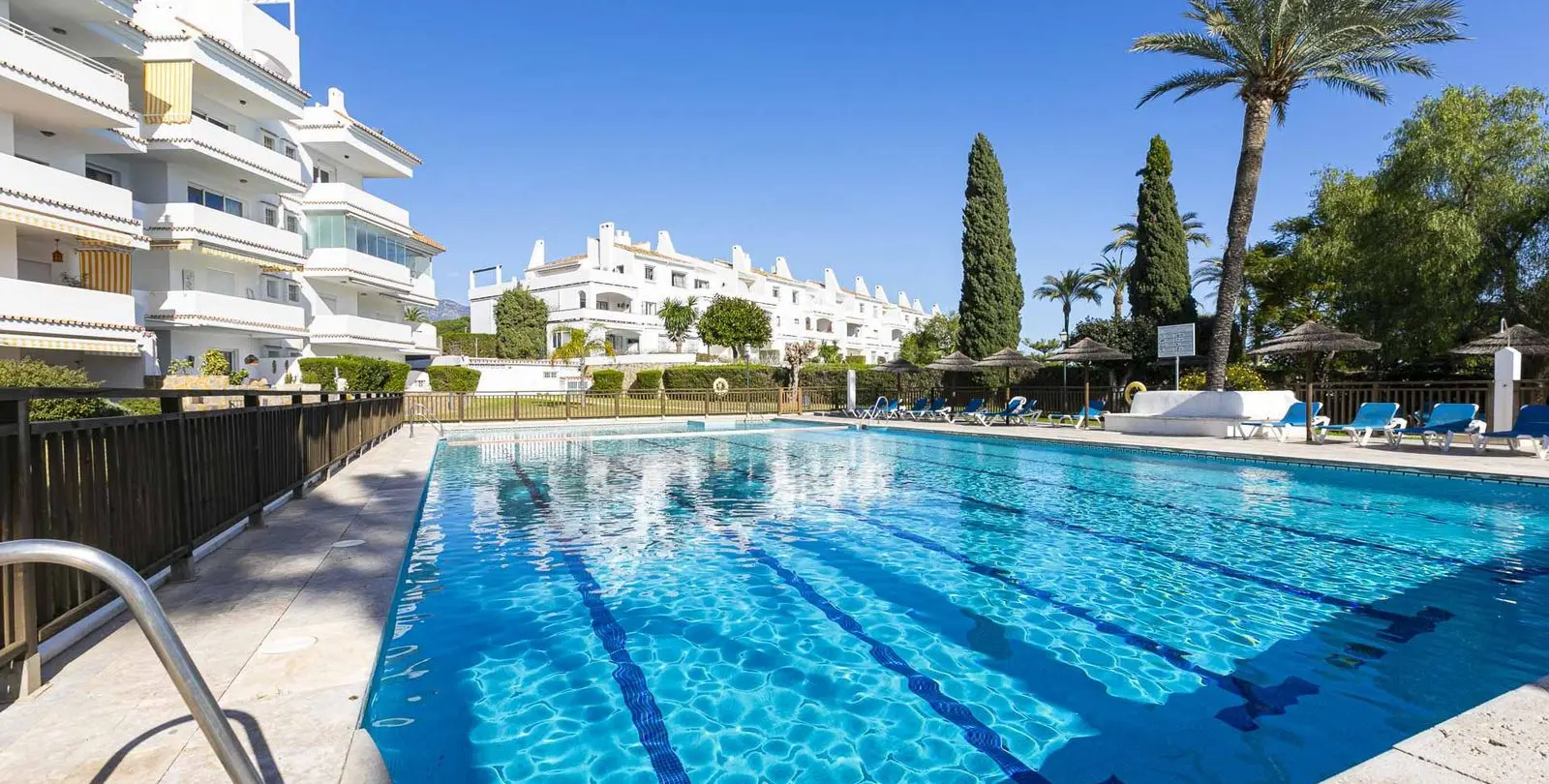 Venta de apartamento en planta media en Nueva Andalucía 26