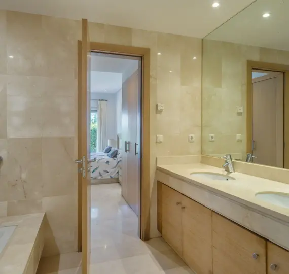 Ground floor apartment R4992955