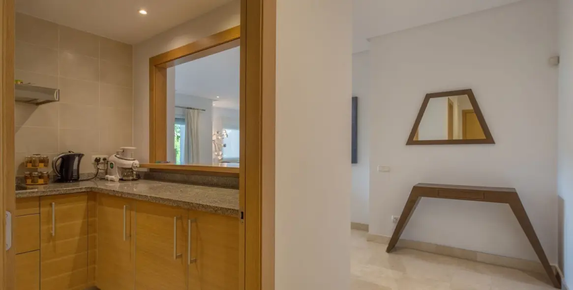 Sale of ground floor apartment in Estepona 12