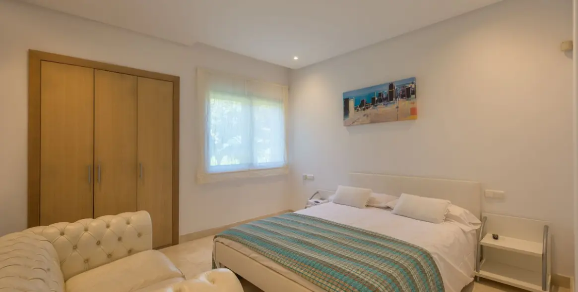 Sale of ground floor apartment in Estepona 13