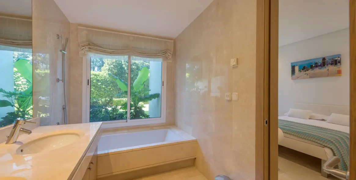 Sale of ground floor apartment in Estepona 14