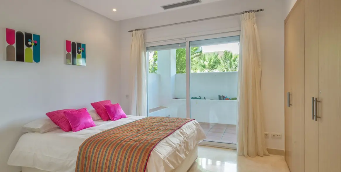 Sale of ground floor apartment in Estepona 16