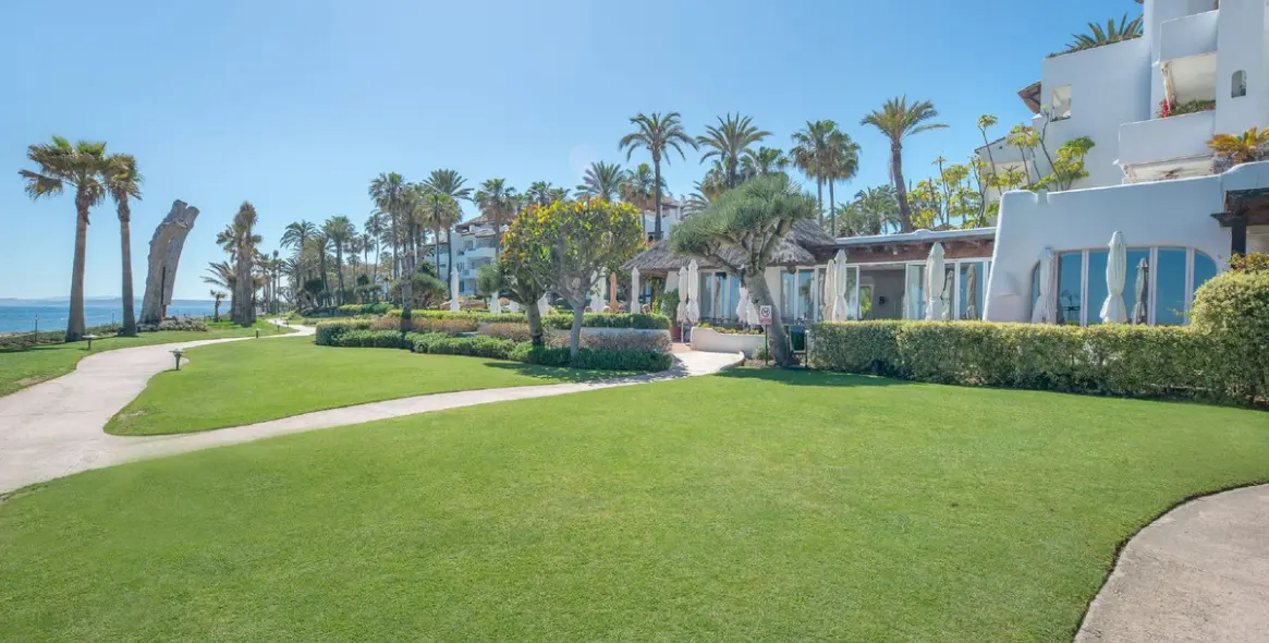 Sale of ground floor apartment in Estepona 18