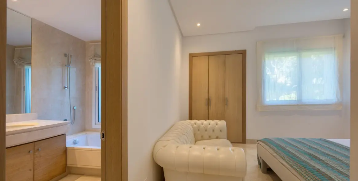 Sale of ground floor apartment in Estepona 19