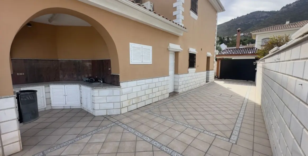 Продажа  отдельно стоящей виллы в Alhaurín de la Torre 49