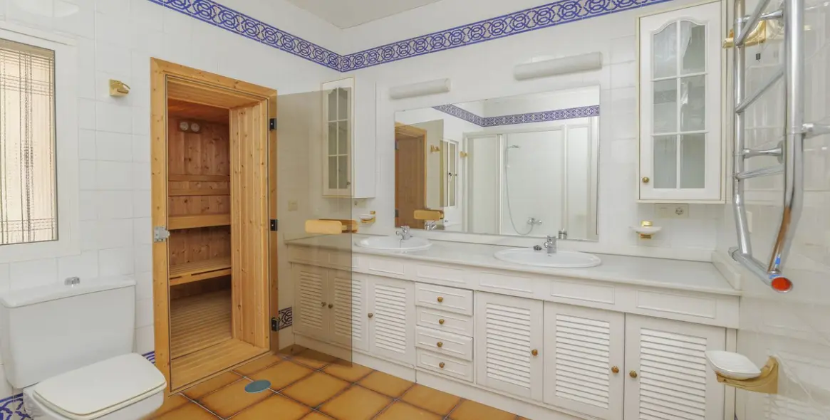 Sale of detached villa in Marbella (district Marbella) 19