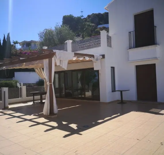 Продажа дома на две семьи в Benalmadena