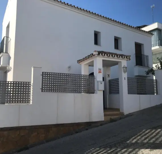 Продажа дома на две семьи в Benalmadena