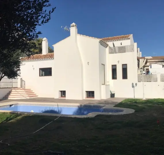 Продажа дома на две семьи в Benalmadena