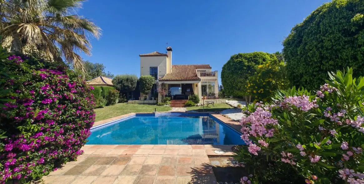 Sale of detached villa in Estepona 1