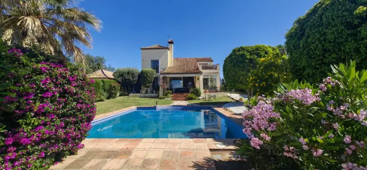 Venta de villa independiente en Estepona 0