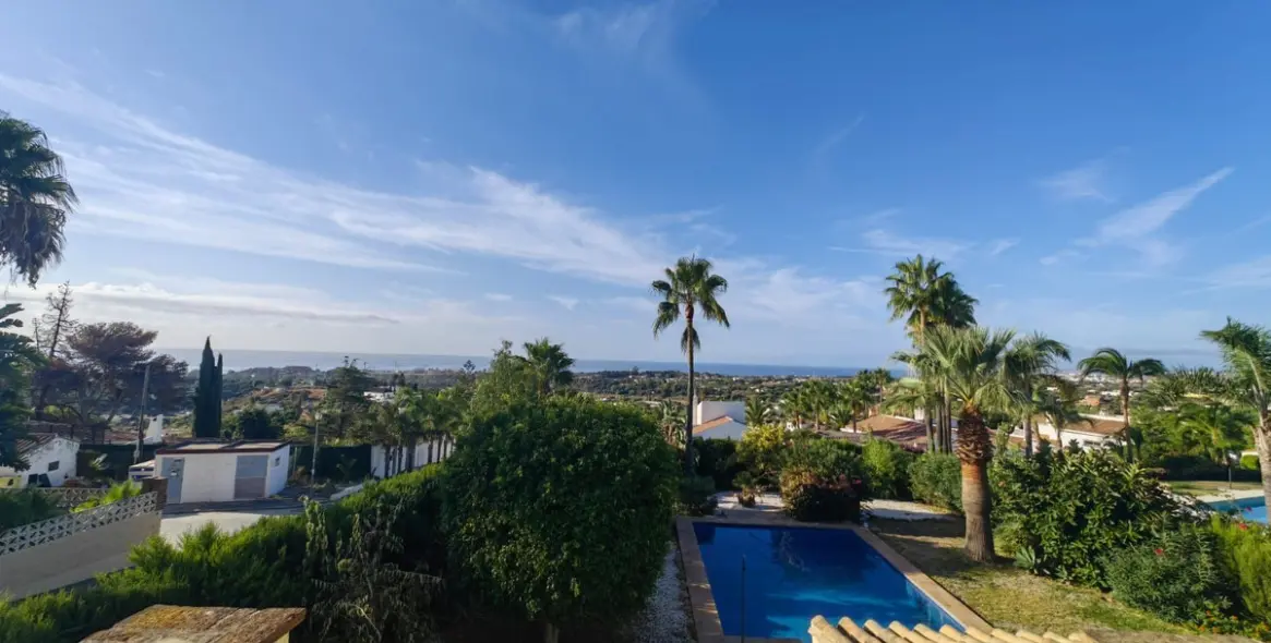 Sale of detached villa in Estepona 2