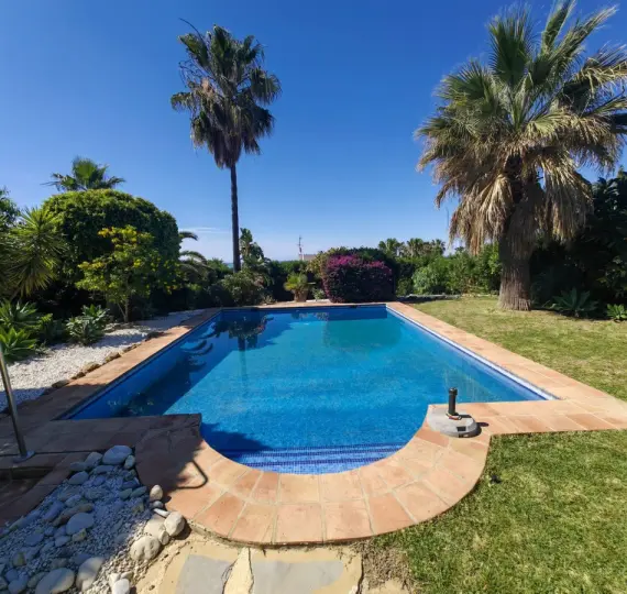Venta de villa independiente en Estepona
