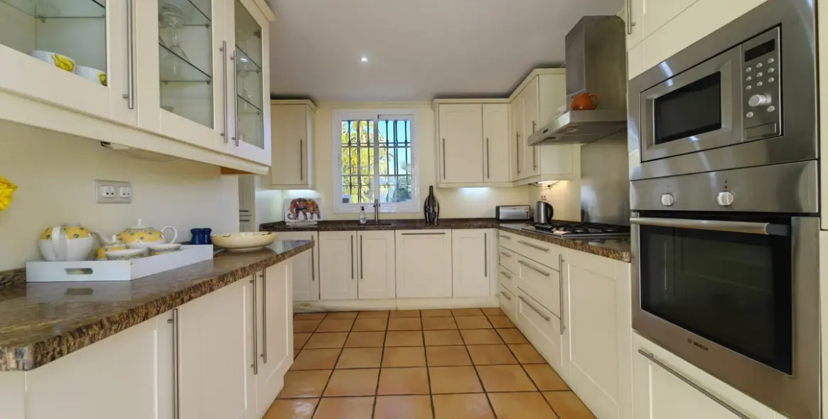 Sale of detached villa in Estepona 4