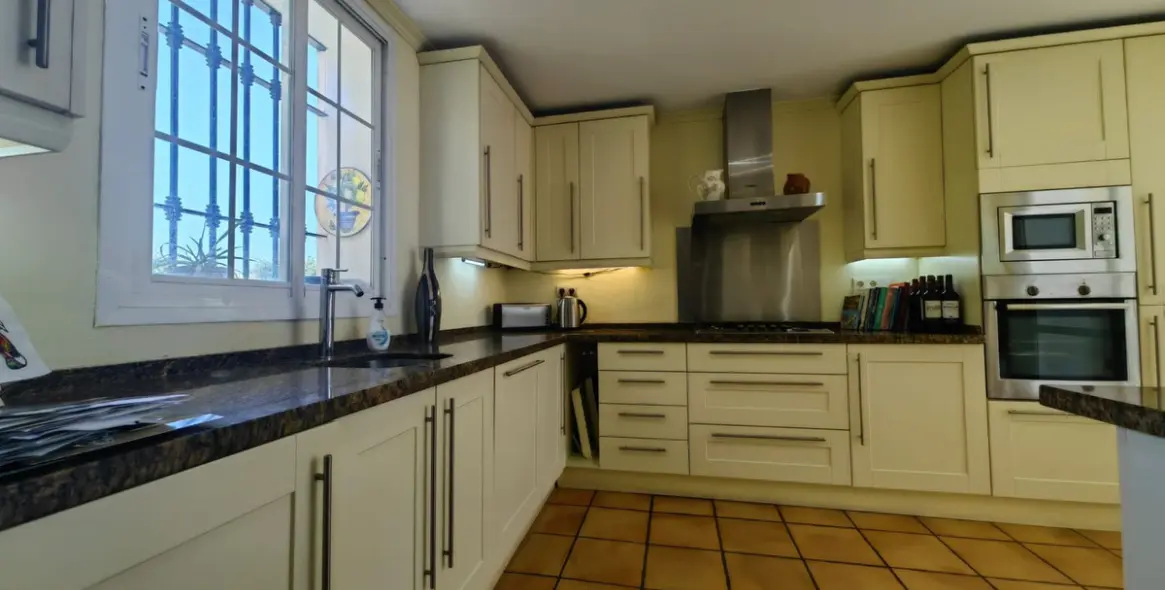 Sale of detached villa in Estepona 18