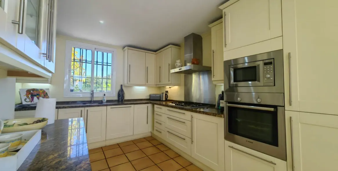 Sale of detached villa in Estepona 19