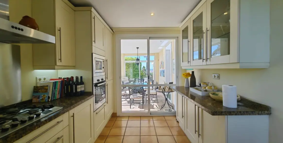 Sale of detached villa in Estepona 20