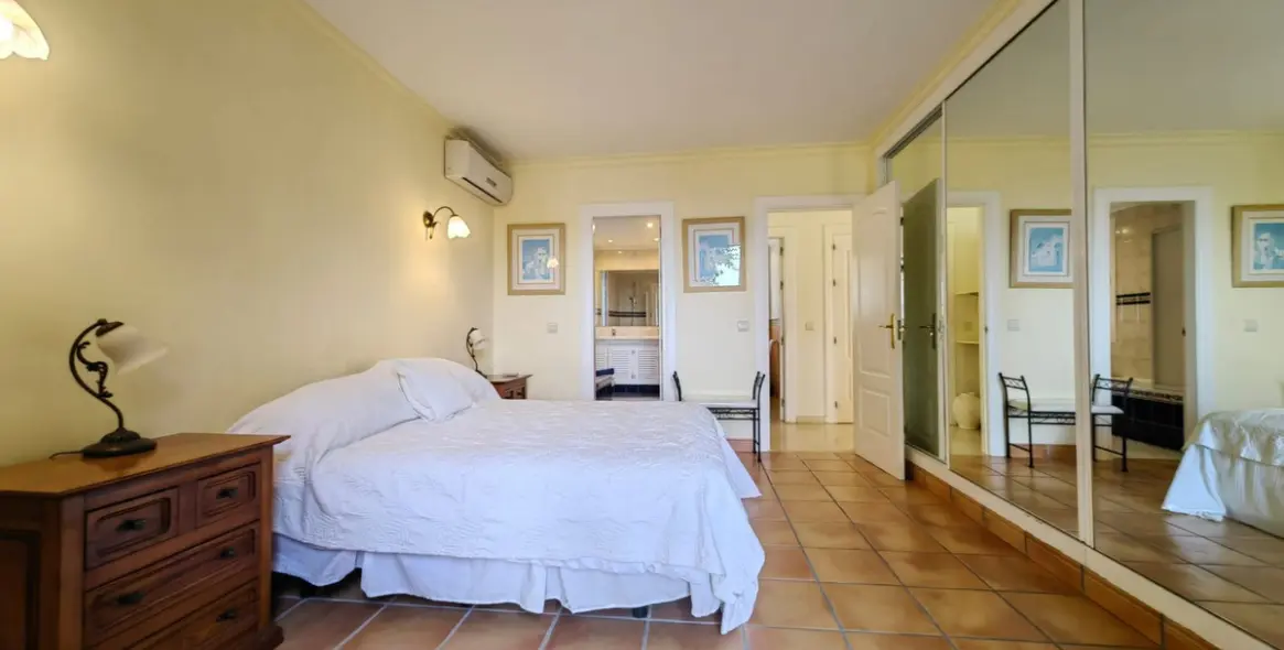 Sale of detached villa in Estepona 32