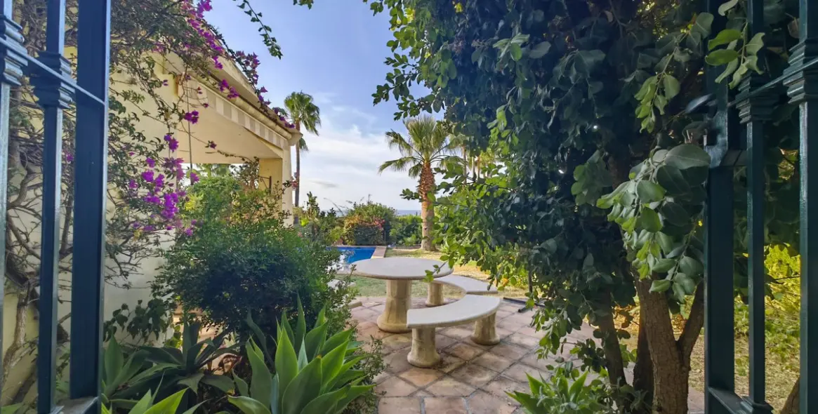 Sale of detached villa in Estepona 33