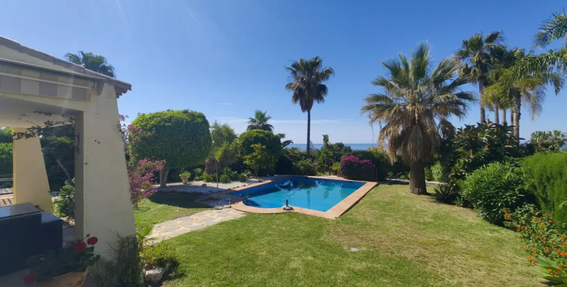 Sale of detached villa in Estepona 34