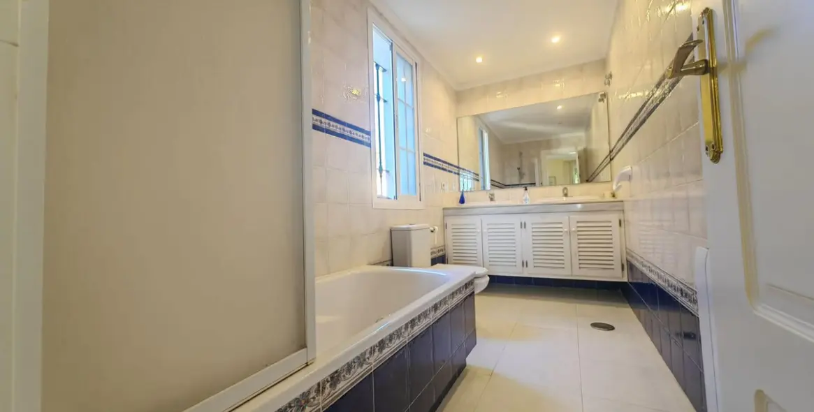 Sale of detached villa in Estepona 35