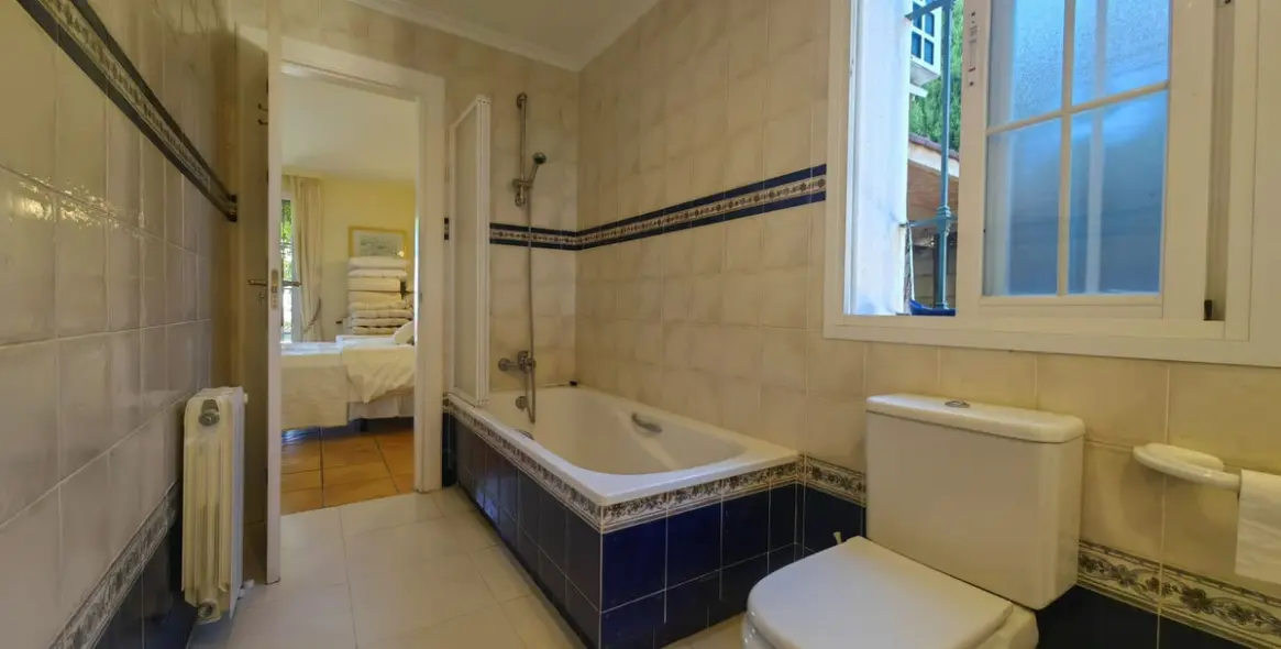 Sale of detached villa in Estepona 36