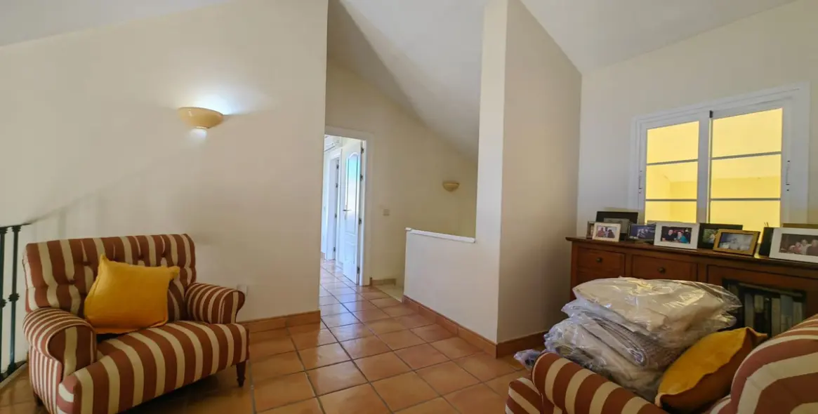 Sale of detached villa in Estepona 38