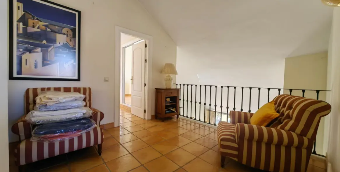 Sale of detached villa in Estepona 39