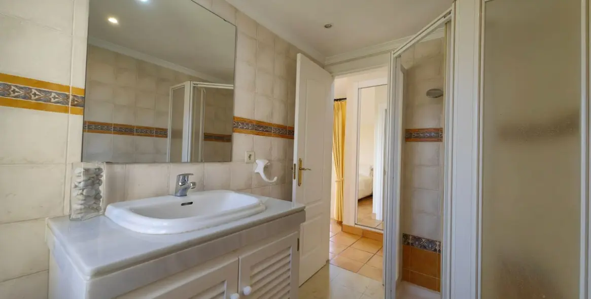 Sale of detached villa in Estepona 41