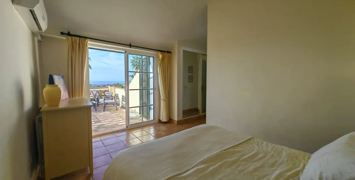 Sale of detached villa in Estepona 43