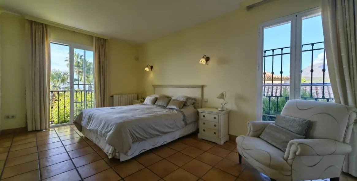 Sale of detached villa in Estepona 50