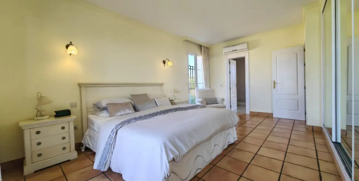 Sale of detached villa in Estepona 53