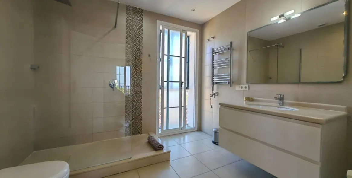 Sale of detached villa in Estepona 54